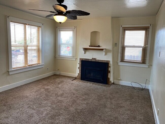 Building Photo - Great 2 Bedroom Close to Poly/Downtown