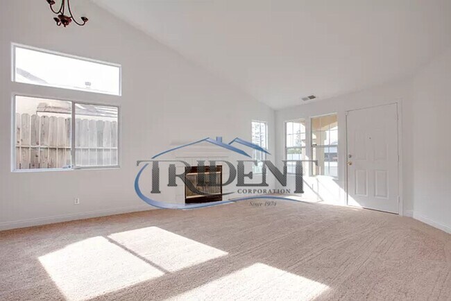 Building Photo - Beautiful home located in a culdesac