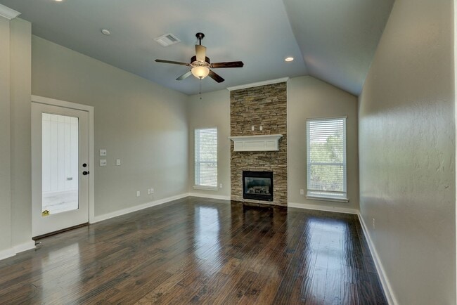 Building Photo - Desirable Home In Valencia Park!