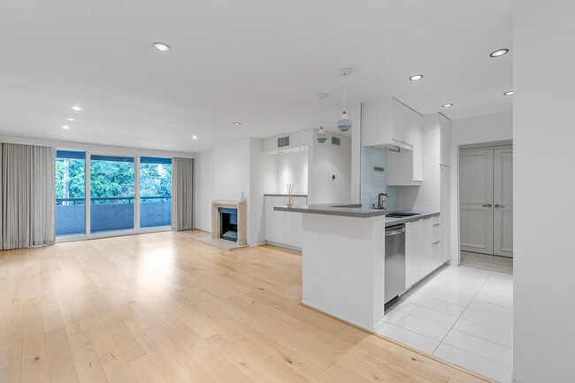 Foto del edificio - 8535 N West Knoll Dr