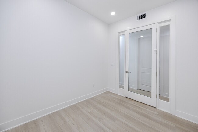 Foto del edificio - 400 150th Ave