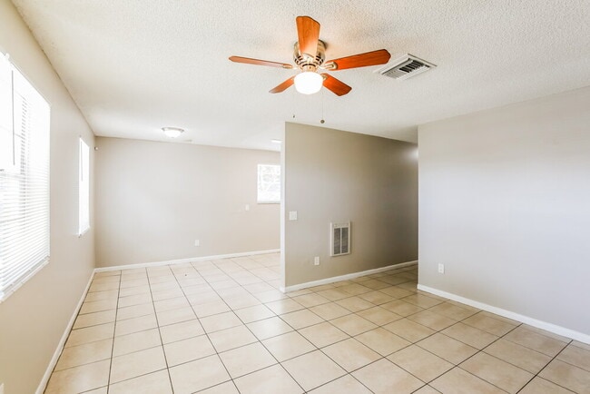 Building Photo - 933 Camellia Rd