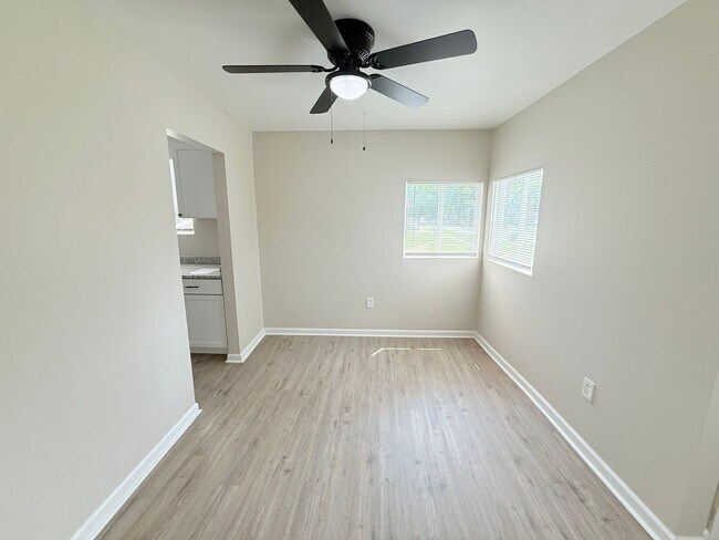 Foto del edificio - Renovated 3-Bedroom Home – We Welcome Sect...