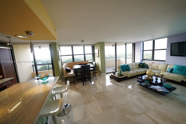 Building Photo - 2555 Collins Ave