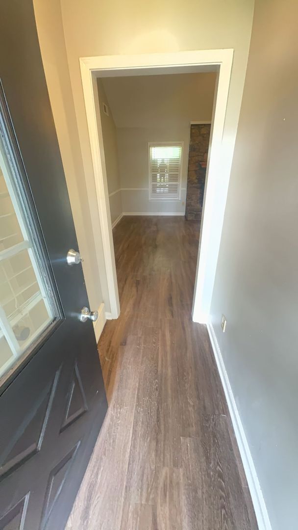 Building Photo - Charming 3 bedroom  / 2 bathroom home - Op...