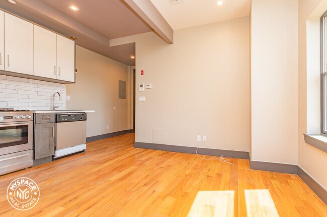 Building Photo - 1443 Lincoln Pl
