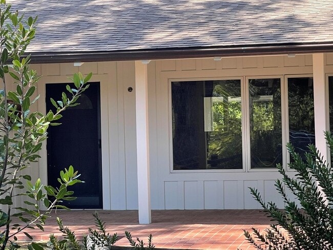 Building Photo - 724 N Refugio Rd