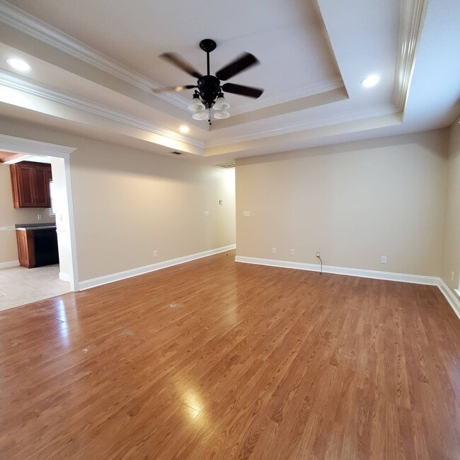 Building Photo - Charming 3/2 Home with Shiplap Dining, Tre...
