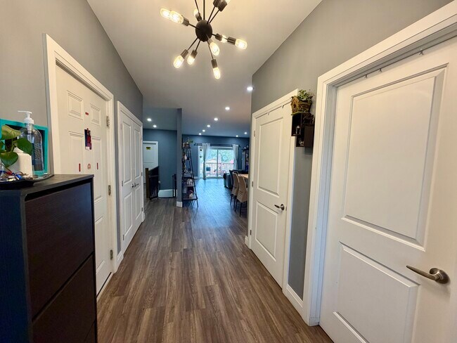 Photo du bâtiment - Spacious and well-maintained 5-bedroom, 2-bathroom bungalow located just minutes from the downtow...