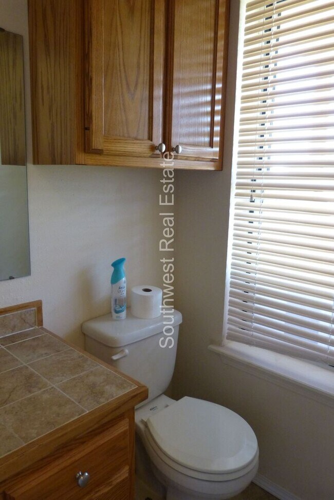 Building Photo - Super Cute 2 bedroom 2 bath townhouse