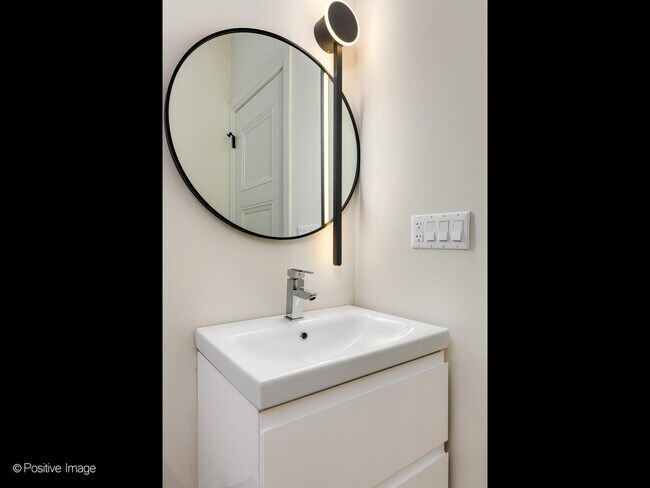 Foto del edificio - 4238 W Belmont Ave