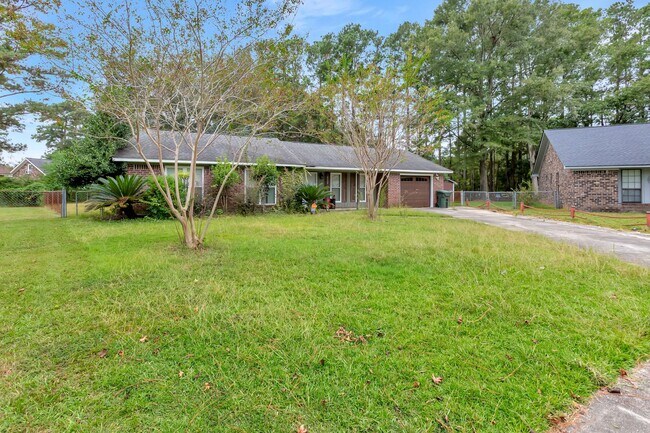 Foto del edificio - Charming Single-Story Home with Huge Backy...