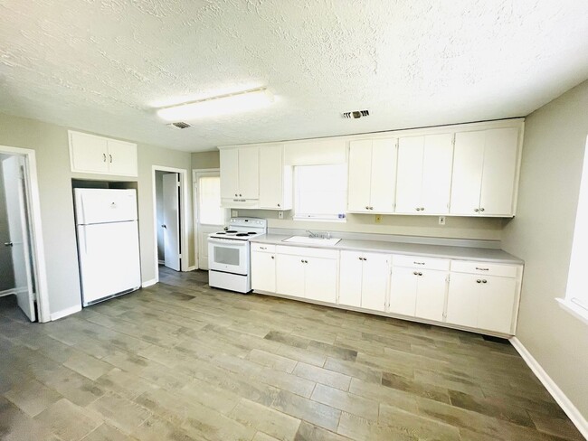 Building Photo - ** 2 Bed 1 Bath located in Ramer** Call 33...