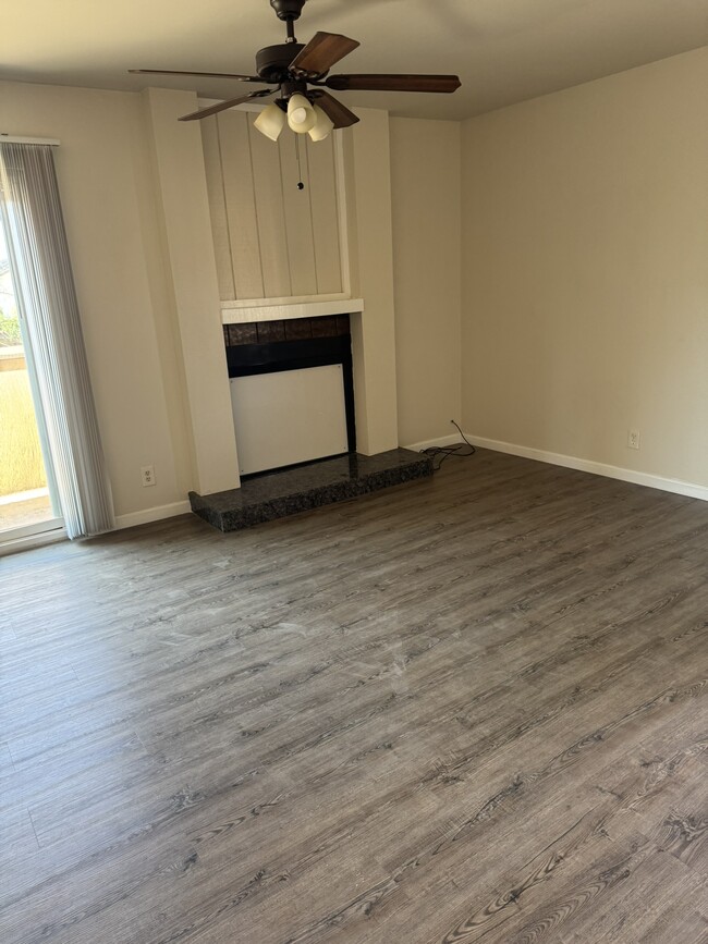 Living Area - 1550 W Ashlan Ave