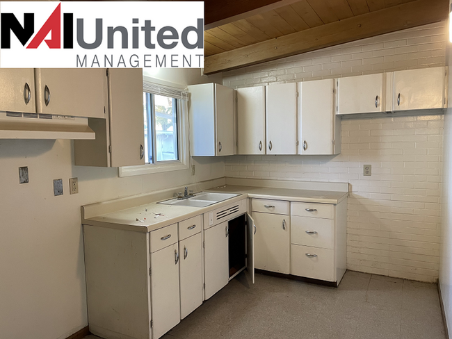 Building Photo - 3 bedroom, 1 bath duplex for rent!