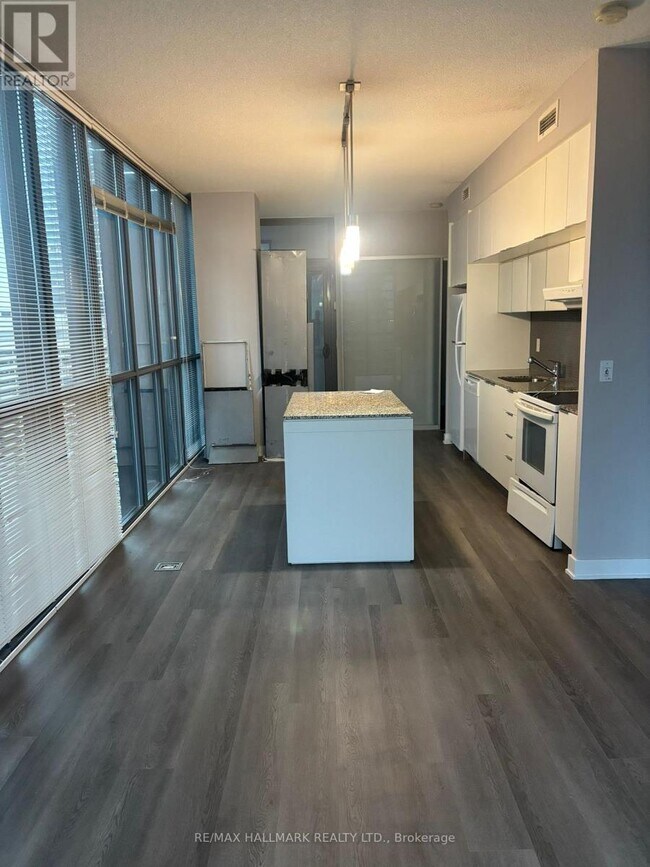 Building Photo - 110 Charles St E