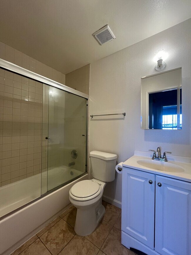 Foto del edificio - Beautiful 3-Bedroom, 2-Bath Home with Gara...