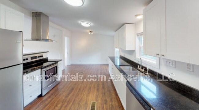 Foto del edificio - 64 Sayles Town Rd