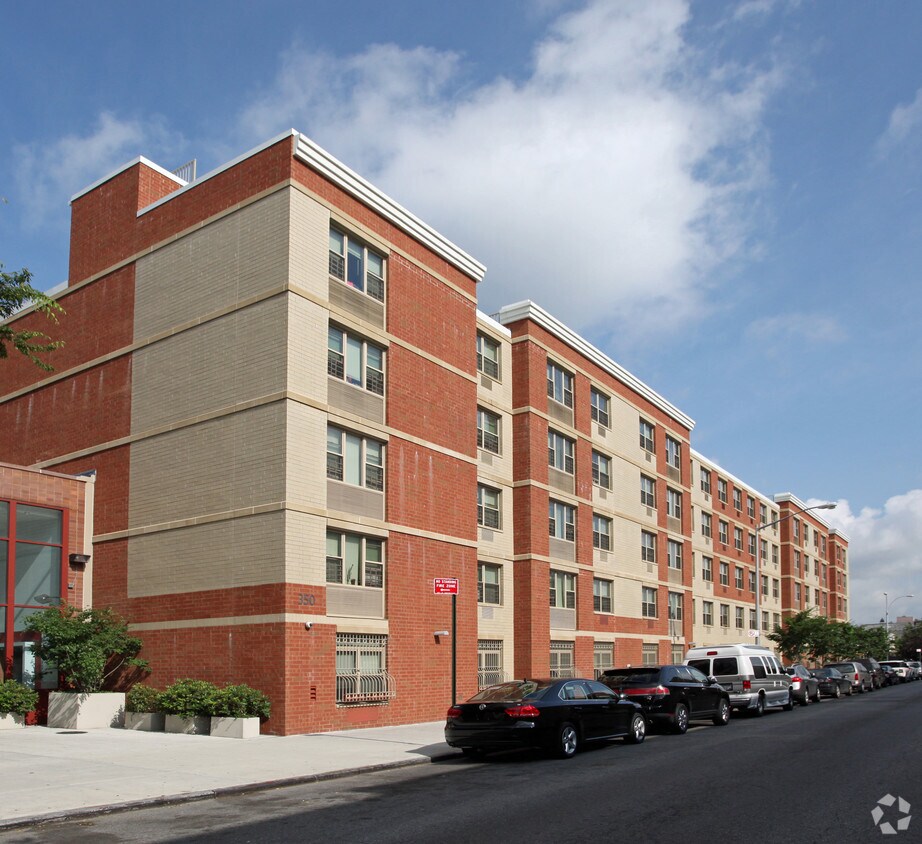 Foto del edificio - Genesis Neighborhood Plaza II