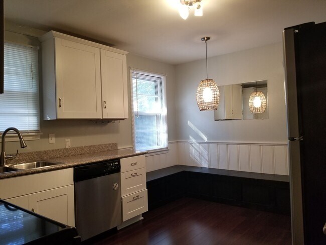 Building Photo - City Living w Chalet feel