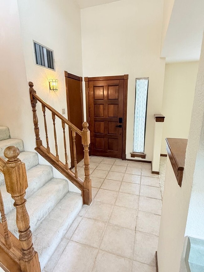 Building Photo - Charming Multi-Level Home in the Heart of ...