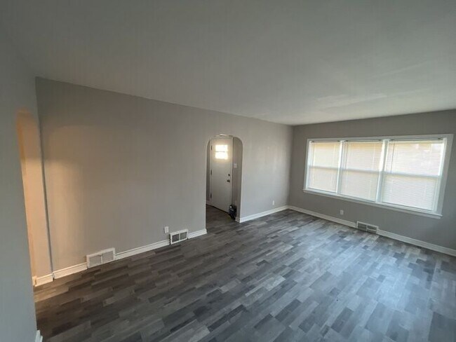 Building Photo - Beautiful Southside Home