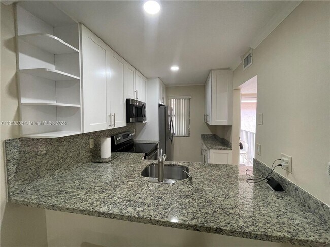Foto del edificio - 8443 Royal Palm Blvd