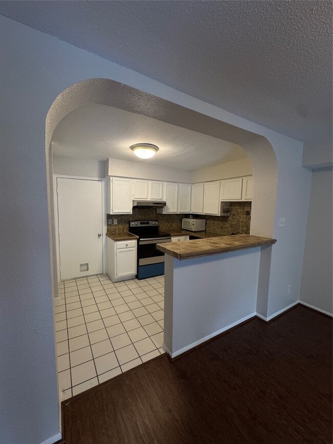 Building Photo - 2425 Holly Hall St