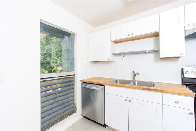 Building Photo - 715 SW 75th St