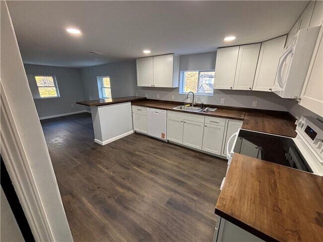 Foto del edificio - Beautifully & Fully Remodeled, Modern 4 BR, 2.5 Bath Home, Alliquipa