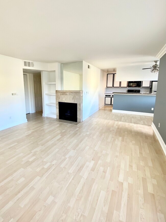 Building Photo - 7045 Woodley Ave