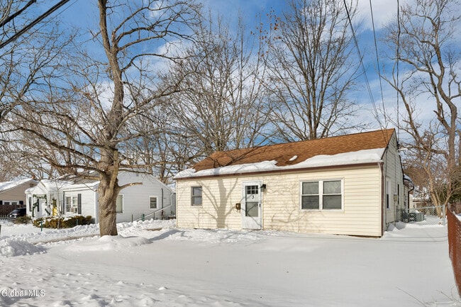 Building Photo - 3 Miracle Ln