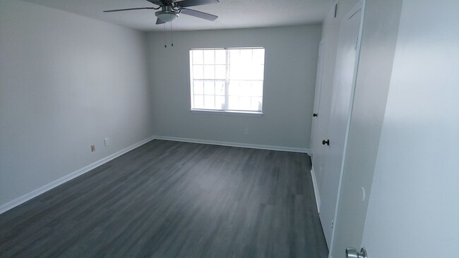 Building Photo - 404 8th Ave NE