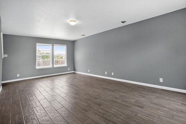 Building Photo - Charming Home with Large Living Room & Ext...