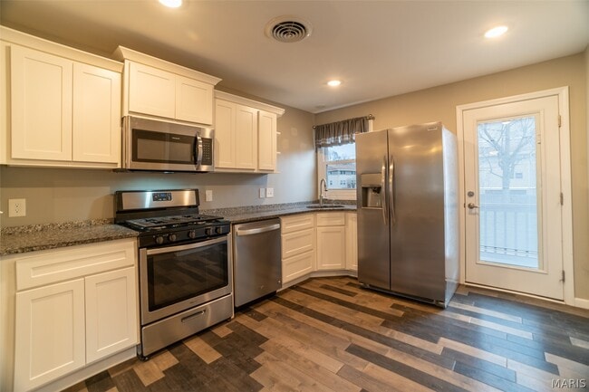 Building Photo - 204 Hillsdale Dr