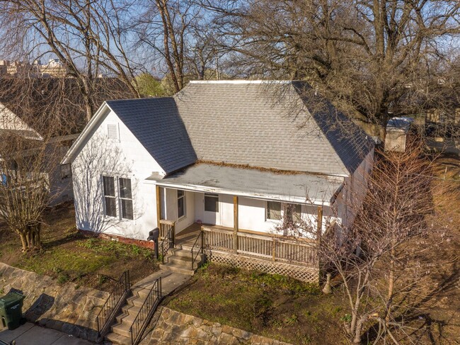 Building Photo - Freshly Updated 4 Bedroom Home