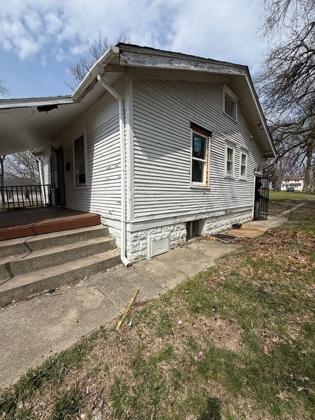 Building Photo - 830 E Rogers Ave