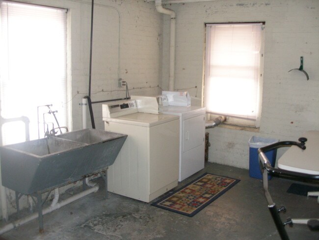 1371 Clarence Ave Lakewood Oh 44107 Apartments Laundry Room 1371 Clarence Ave