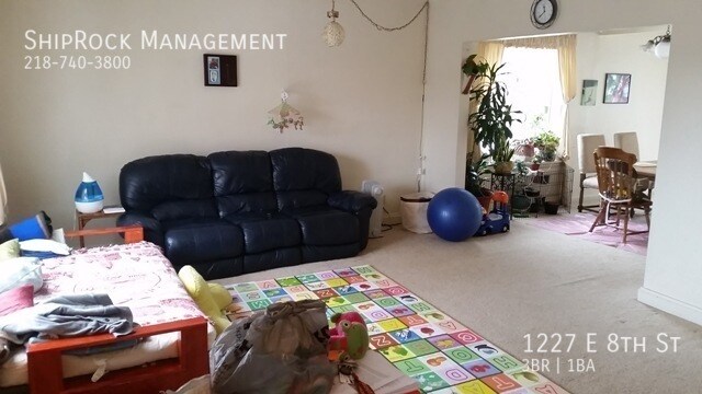 Foto del edificio - 1227 E 8th St