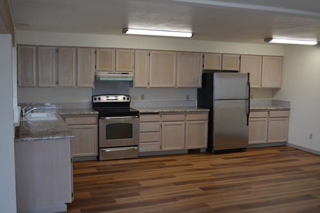 Building Photo - Updated/Renovated 3-story Townhome