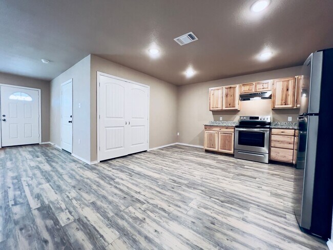 Foto del edificio - FREE WASHER AND DRYER WITH A MOVE IN. Char...