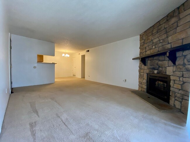 Building Photo - Charming 1 Bed 1 Bath Condo near Windsor L...