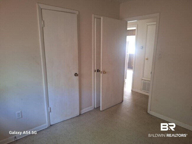 Foto del edificio - 2211 Wolf Ridge Rd