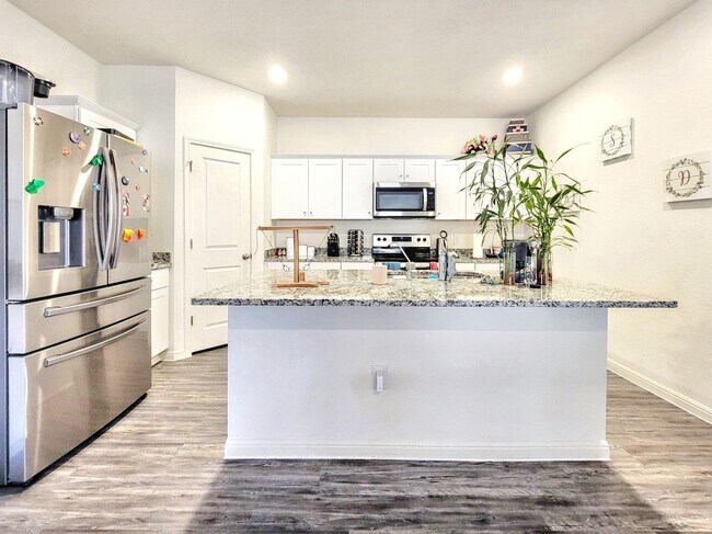 Foto del edificio - Beautiful 5 BR / 3 BA Home for Rent in Pfl...
