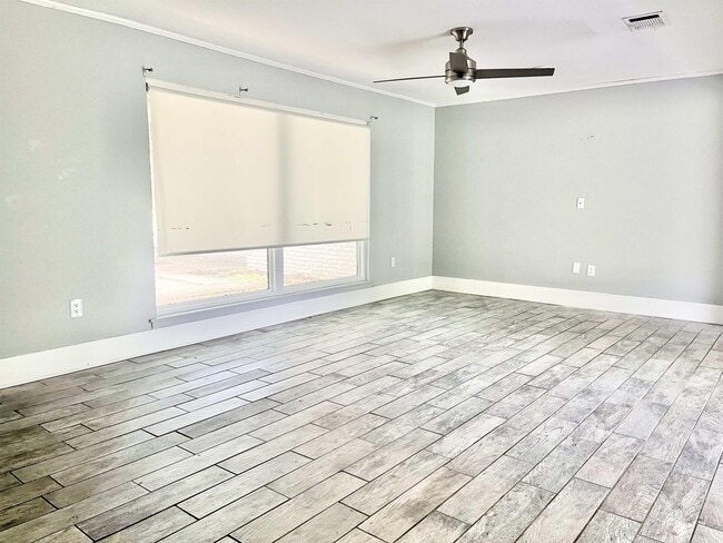 Building Photo - 735 Westbrook Dr