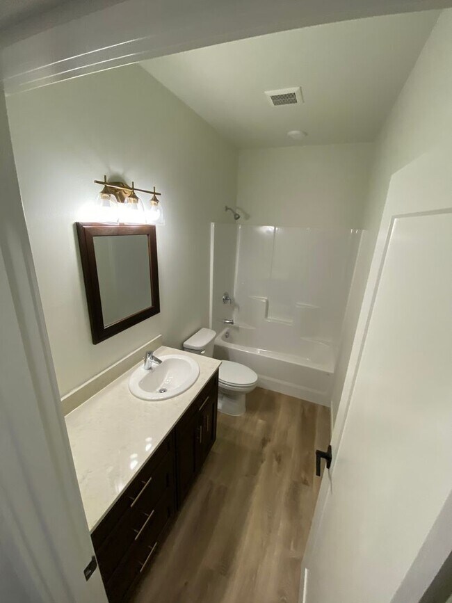 Foto del edificio - Newer Home for Lease! 3br 3ba - FIRST MONTH’S RENT HALF-OFF