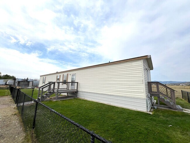 Foto del edificio - Pet Friendly 3 Bed 2 Bath Mobile Home in the North Valley With Fenced Yard, Big Garage/work shop,...