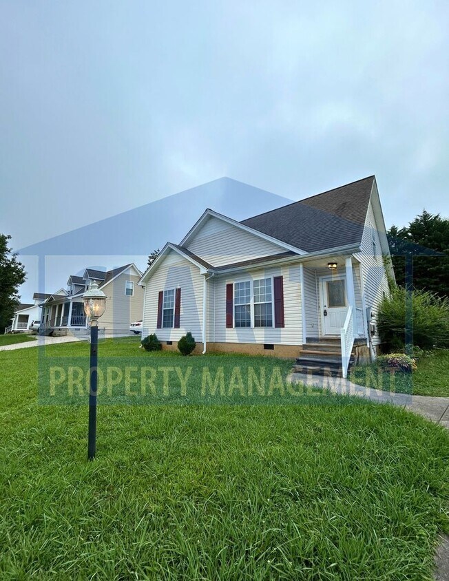 Foto principal - 3 bedroom home w/ fenced in backyard!