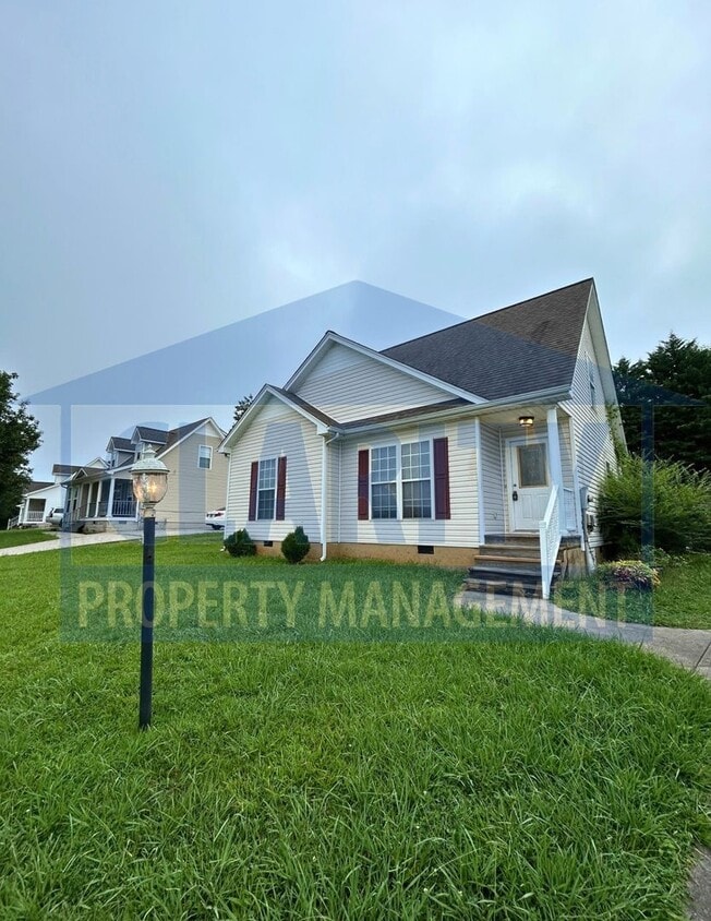 Primary Photo - 3 bedroom home w/ fenced in backyard!