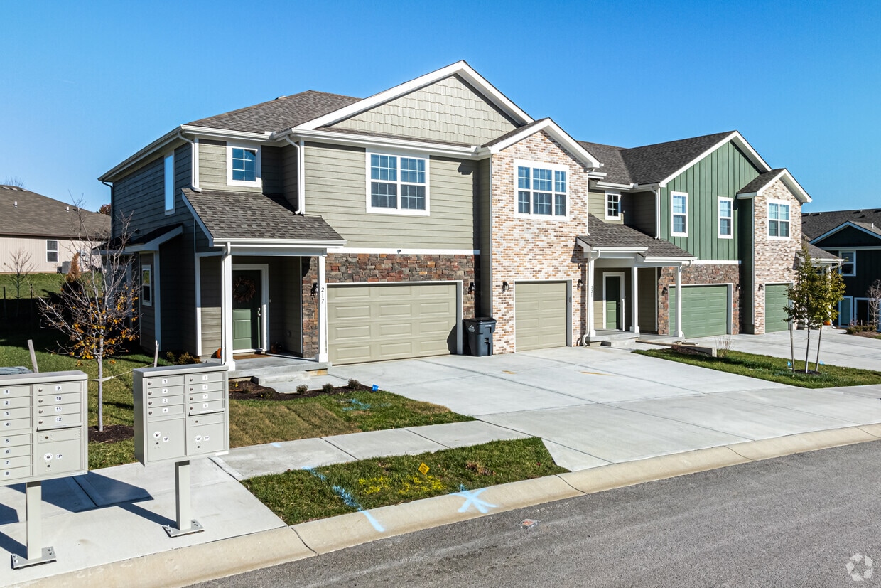 Primary Photo - Oak Woods Townhomes